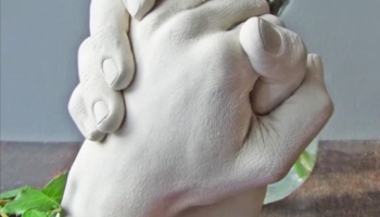 Comment faire un moulage de main en plâtre ?